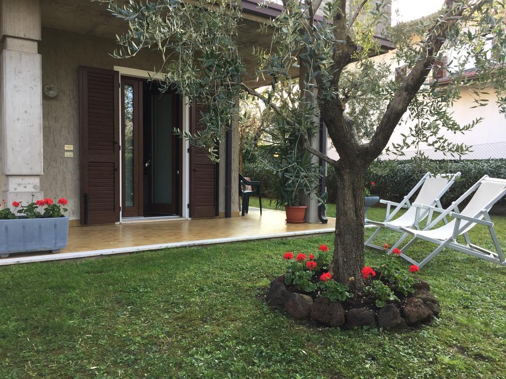 Casa Mary Due - Trilocale Con Giardino Privato A Due Passi Dal Lago Sirmione Kültér fotó