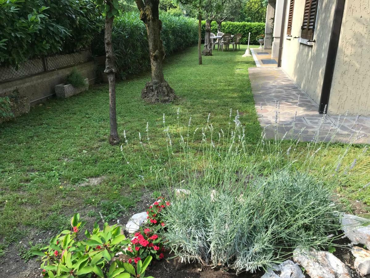 Casa Mary Due - Trilocale Con Giardino Privato A Due Passi Dal Lago Sirmione Kültér fotó