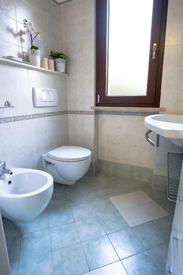 Casa Mary Due - Trilocale Con Giardino Privato A Due Passi Dal Lago Sirmione Kültér fotó