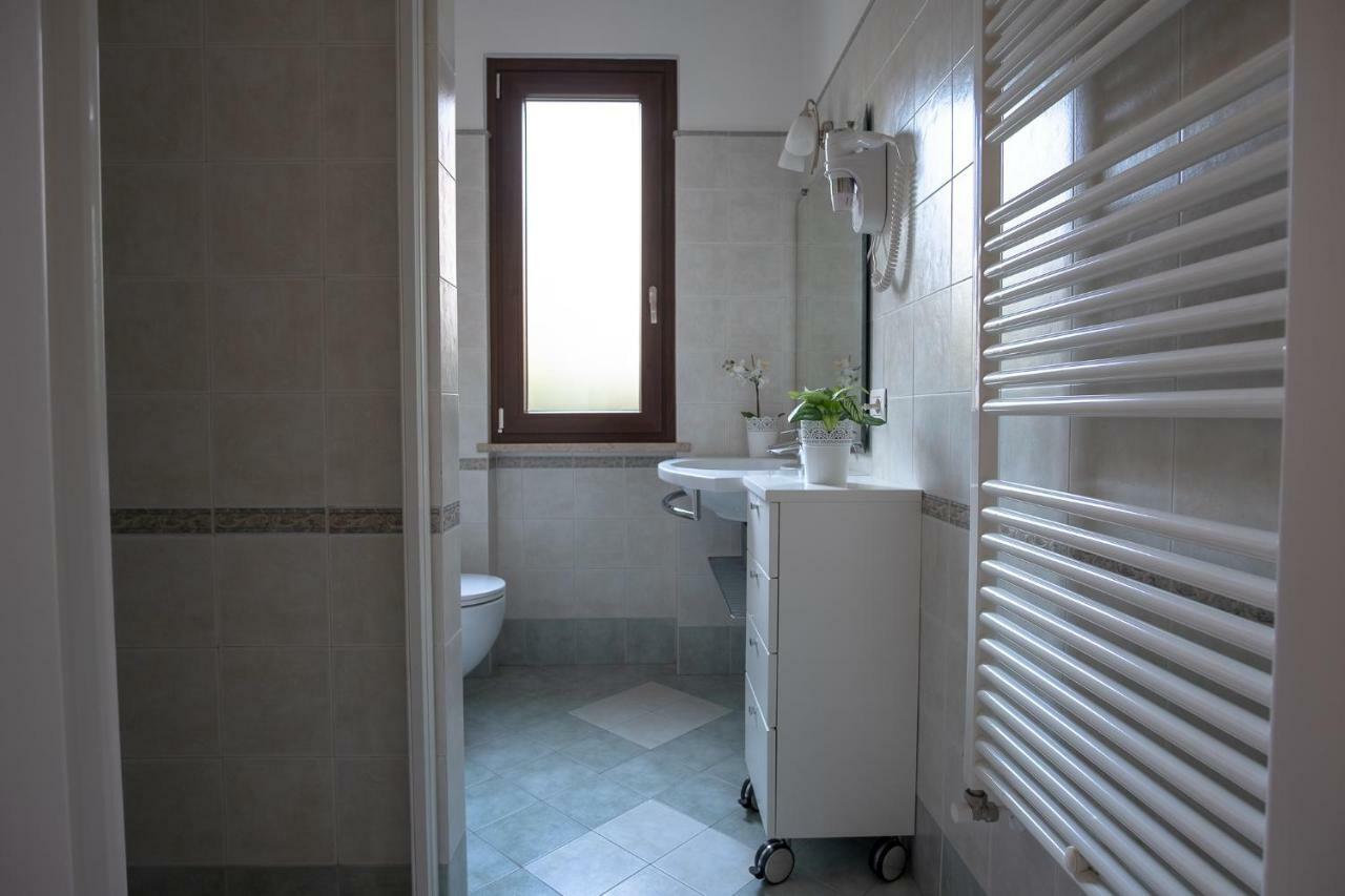 Casa Mary Due - Trilocale Con Giardino Privato A Due Passi Dal Lago Sirmione Kültér fotó