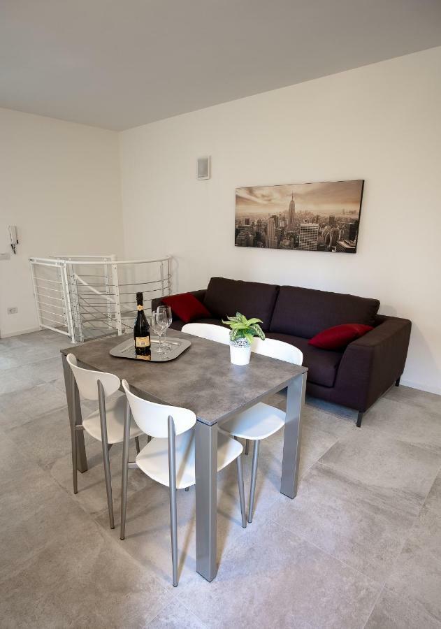 Casa Mary Due - Trilocale Con Giardino Privato A Due Passi Dal Lago Sirmione Kültér fotó